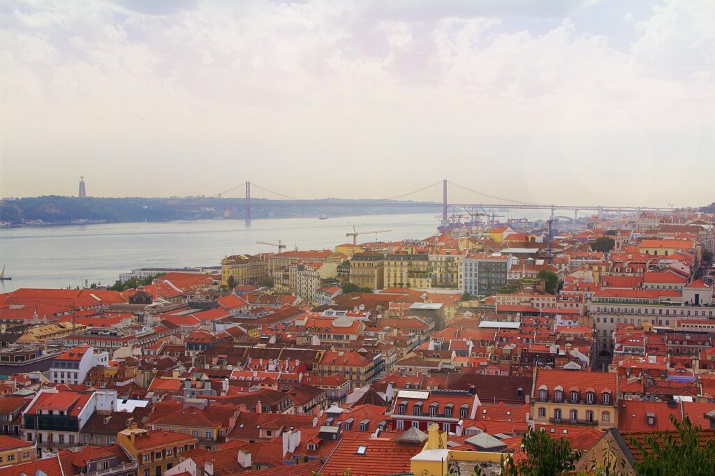 Préparer son voyage à Lisbonne — vue panoramique sur la capitale portugaise et le Tage